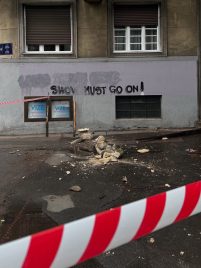 FB_IMG_1752466268896(1) Nestala glava statue „Mlada žena“ Riste Stijovića koja je pala sa zgrade u Kneza Miloša 78 3