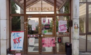  

Posle reagovanja profesora Slobodnog univerziteta na dopis rektora da se ubuduće sednice Veća Univerziteta moraju održavati isključivo u zdanju Rektorata reagovali su i studenti FILUM-a koji ovo zdanje blokiraju od prvog dana studetskih protesta u Kragujevcu.