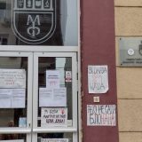 Dekan Medicinskog u Kragujevcu sa privatnim obezbeđenjem menja brave: Studentima u blokadi dao rok do kada da izađu 9