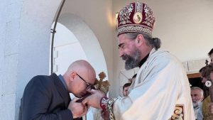 Da li se odukom da Orden svetog Georgija Pobedonosca Prvog reda u “znak jedinstva srpskog naroda” dodeli predsedniku Srbije Aleksandru Vučiću episkop budimljansko-nikšićki Metodije (Ostojić), duhovo čedo pokojnog mitrpolita Amfilohija (Radovića), definitivno “preumio” i priklonio trenutno vladajućoj struji u SPC, oličenoj u vladiki bačkom Irineju (Buloviću) i patrijarhu Porfiriju (Periću)?