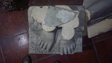 IMG-9c328987153f6bed559ec08309b1deae-V Obezglavljena skulptura Riste Stijovića čeka spas u dvorištu ulice Kneza Miloša 78 (FOTO) 2