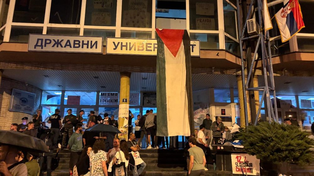 Protesti podrške novopazarskim studentima širom Srbije: Policija koristila biber sprej protiv demonstranata u Novom Sadu, sukobi Žandarmerije i građana u Kraljevu (FOTO, VIDEO) 1