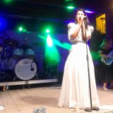 Konstraktin koncert na Pulskom filmskom festivalu završen ovacijama i skandiranjem iz publike "Pumpaj", a ona podelila dva bedža studenata Tehničkog fakulteta 12