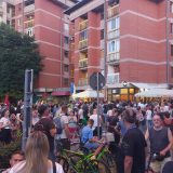 Protesti u nekoliko gradova: U Novom Sadu verbalni sukob funkcionera SNS sa građanima koji protestuju, u Krnjači "dinstanje" sa Jovom Bakićem (VIDEO) 5