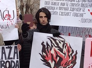  

Studenti Ekonomskog fakulteta u blokadi kragujevačkog Uniniverziteta daju punu podšku svom kolegi Luki Stevanoviću.