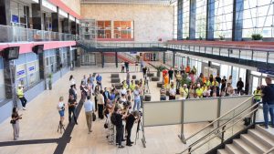 Bivši ministri Tomislav Momirović i Goran Vesić, njihova pomoćnica Anita Dimoski, bivši v.d. direktor "Infrastrukta železnice Srbije" Nebojša Šurlan, menadžerka za razvoj investicija Slobodanka Katanić, kao i predstavnici podizvođača radova na rekonstrukciji pruge Novi Sad - državna granica (Kelebija) i Železničke stanice u Novom Sadu pod istragom su zbog sumnje da su malverzacijama na pomenutom projektu oštetili budžet Srbije za 115 miliona dolara. Portal Nova.rs ekskluzivno otkriva kako su osumnjičeni uspeli da dodatno, kao nove radove, naplate one koji su već bili obuhvaćeni projektom i inicijalnim ugovorom, ali i kako su pojedini izvođači dobijali poslove na rekonstrukciji mimo svih pravila i propisa.