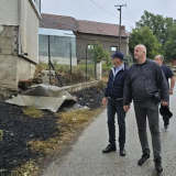 Najvažnije je da ljudski životi nisu izgubljeni: Ministar Glamočić i gradonačelnik Kragujevca Dašić u poseti porodicama pogođenim požarom u selu Cerovac 4