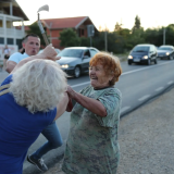 Danas kosa, sutra ko zna šta: O Vučićevoj „divnoj ženi iz Desimirovca” koja je nasrnula na građane 4