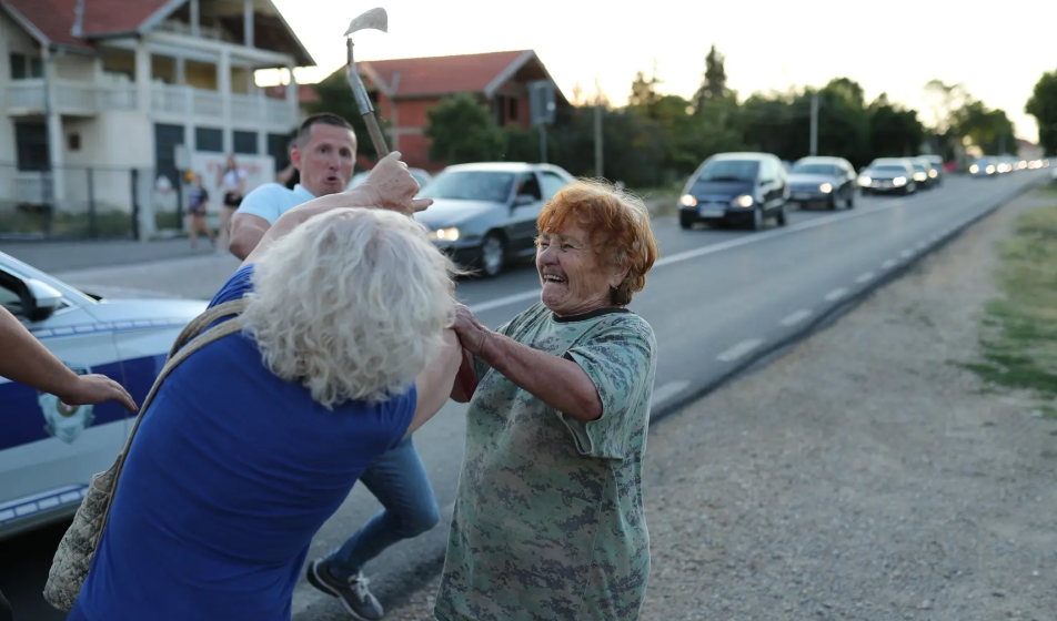 Danas kosa, sutra ko zna šta: O Vučićevoj „divnoj ženi iz Desimirovca” koja je nasrnula na građane 1