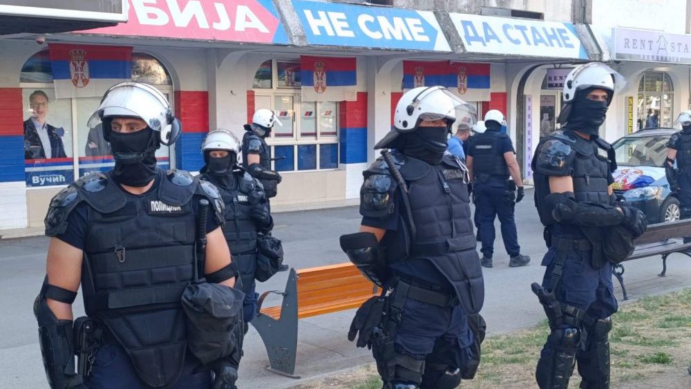 Autoprevoznik Jaćimović pretio da će da se zapali ispred prostorija SNS, policija ga uhapsila 2