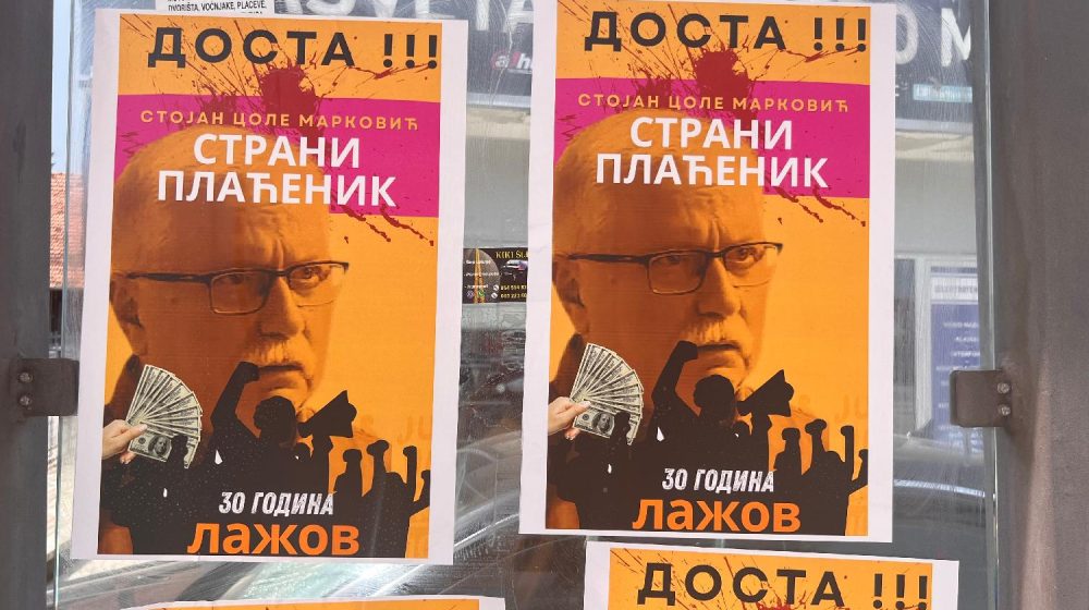 Čačak oblepljen plakatima na kojima je targetiran urednik i odbornik Stojan Marković 1