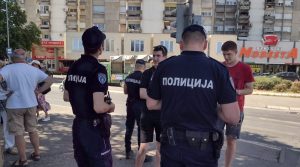 Krajem prošle nedelje, kao što je Danas pisao, prekršajne prijave u Kragujevcu su dobili studenti koji su sakupljali pomoć za postradale u požarima, novinari koji su izveštavali sa protesta, građani... Početkom ove počele su da pristižu i profesorima Slobodnog univerziteta Kragujevac zbog „ometanja saobraćaja” iako oni u trenutku kada su legitimisani nisu to radili.