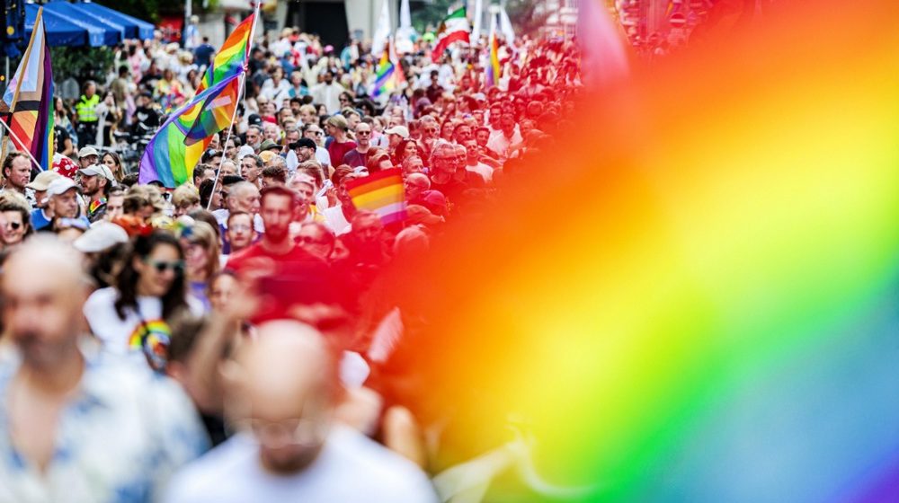 "Učinimo Ameriku ponovo gej": Hiljade ljudi na Maršu ponosa u Amsterdamu 1