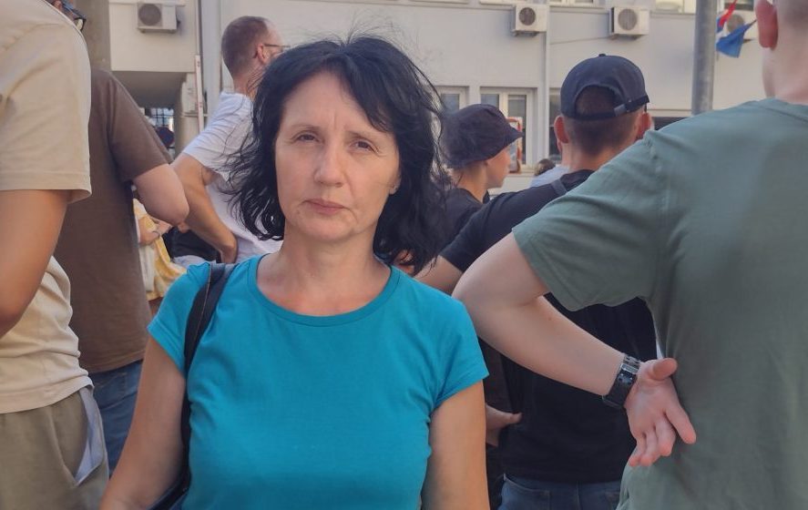 Na „teret” joj se stavlja hrabost i integritet: Skup podrške Suzani Rogan profesorki kragujevačkog ŠUP-a kojoj preti otkaz jer je bila uz maturante i studente 1