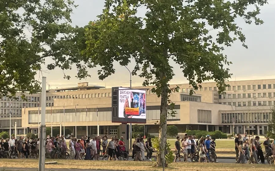 Studenti i građani od FDU krenuli u protestnu šetnju do Ušća, ali ipak produžili preko Brankovog mosta 1