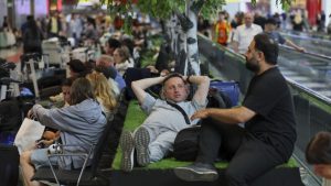 Veliki ukrajinski napadi dronova na Rusiju danas su rezultirali potpunim haosom na glavnim aerodromima koji gravitiraju ka Moskvi, gde su hiljade putnika čekale u redovima ili spavale na podovima aerodroma nakon otkazanih ili odloženih letova, objavili su ruski mediji.