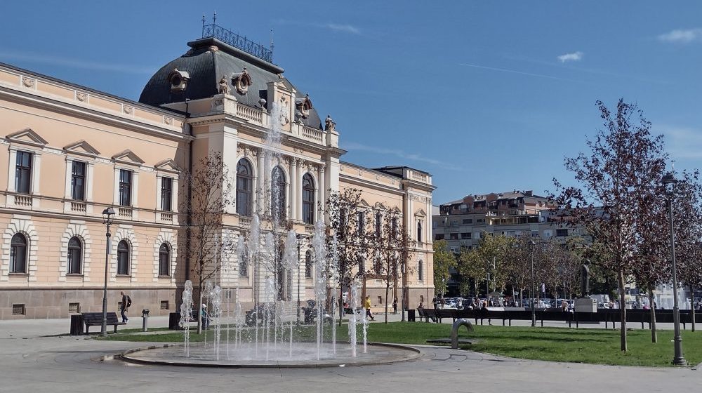 Ne postoji „afera javor”: Grad Kragujevac demantuje navode objavljene u medijima oko sasušenih stabala na Trgu Radomira Putnika 1