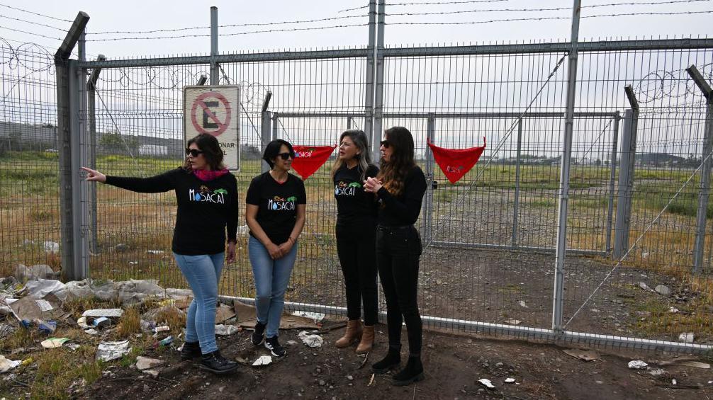 Četiri žene stoje na zemljištu planiranom za izgradnju gugl data centra u Čileu u oktobru 2024. 