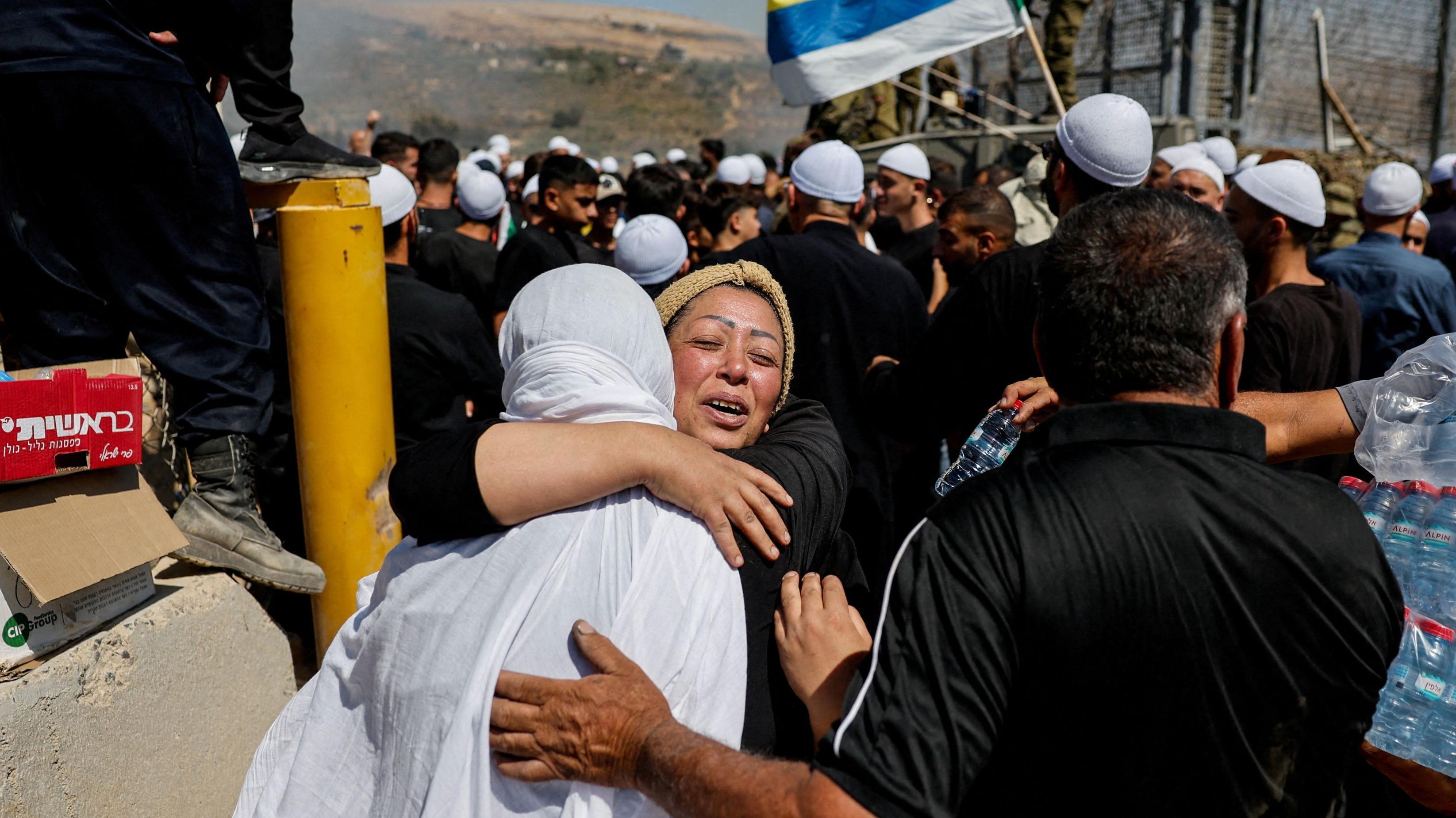Ko su Druzi i zašto su napadnuti u Siriji 4 Druzkinja iz Sirije grli sestru na izraelskoj strani
