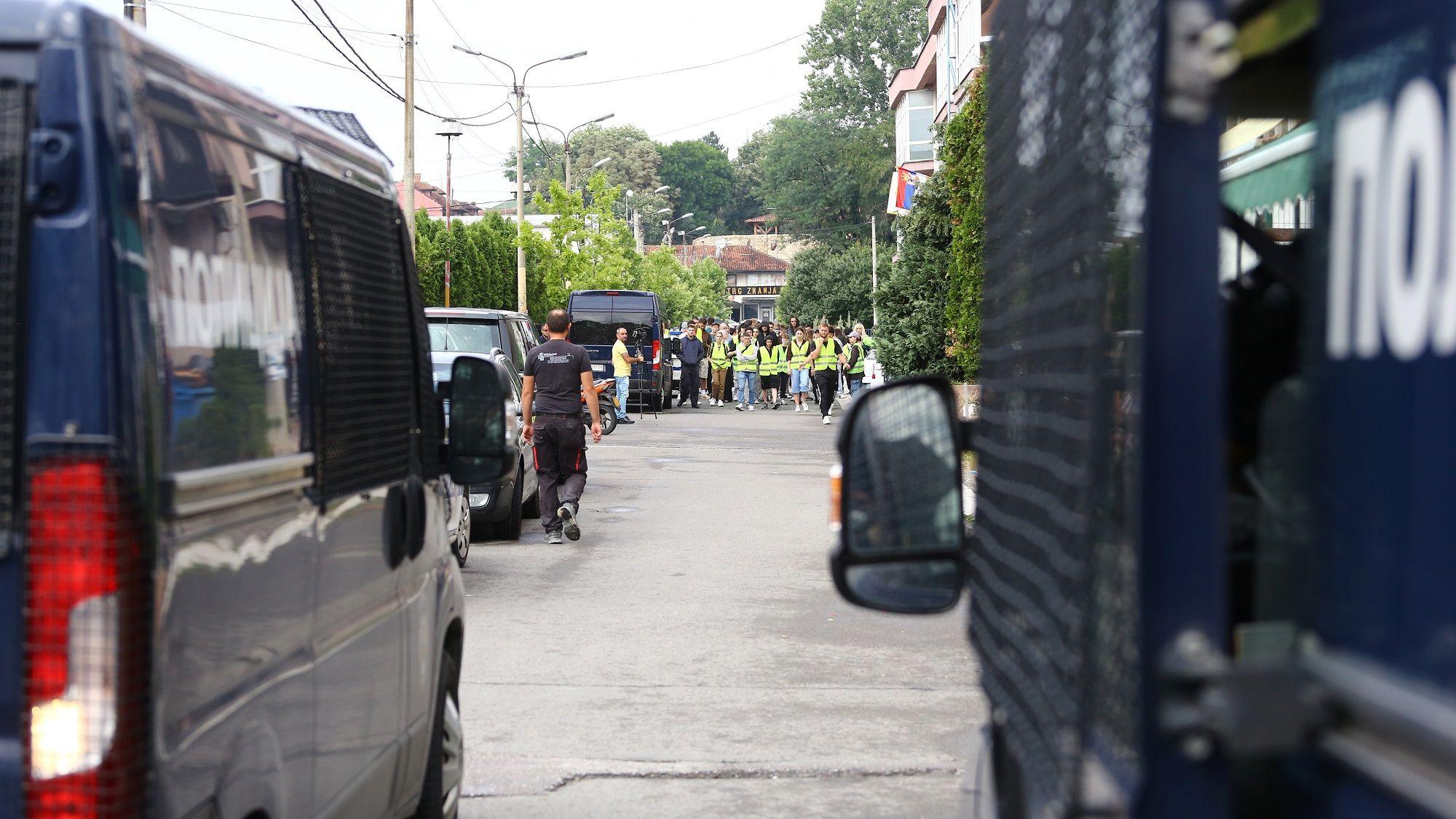 Incidenti u Novom Pazaru ispred univerziteta: Studenti se vratili u zgradu, privedeno 10 ljudi 6 Kolona studenata prilazi univerzitetu u Novom Pazaru