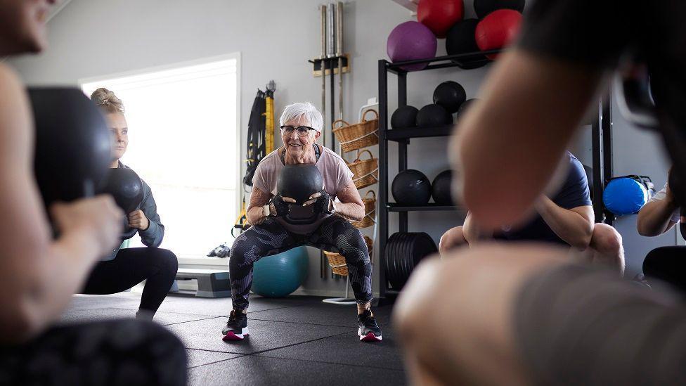 Šta nam 'supermatorci' govore o zdravom starenju 5 Starija žena vežba u sali