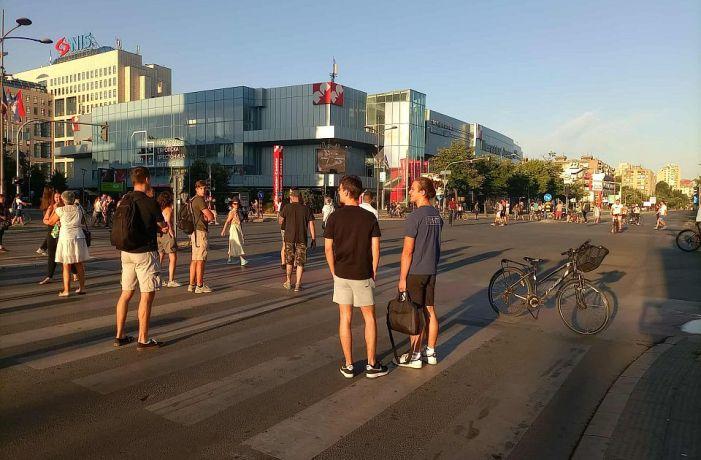 Ljudi stoje na raskrsici