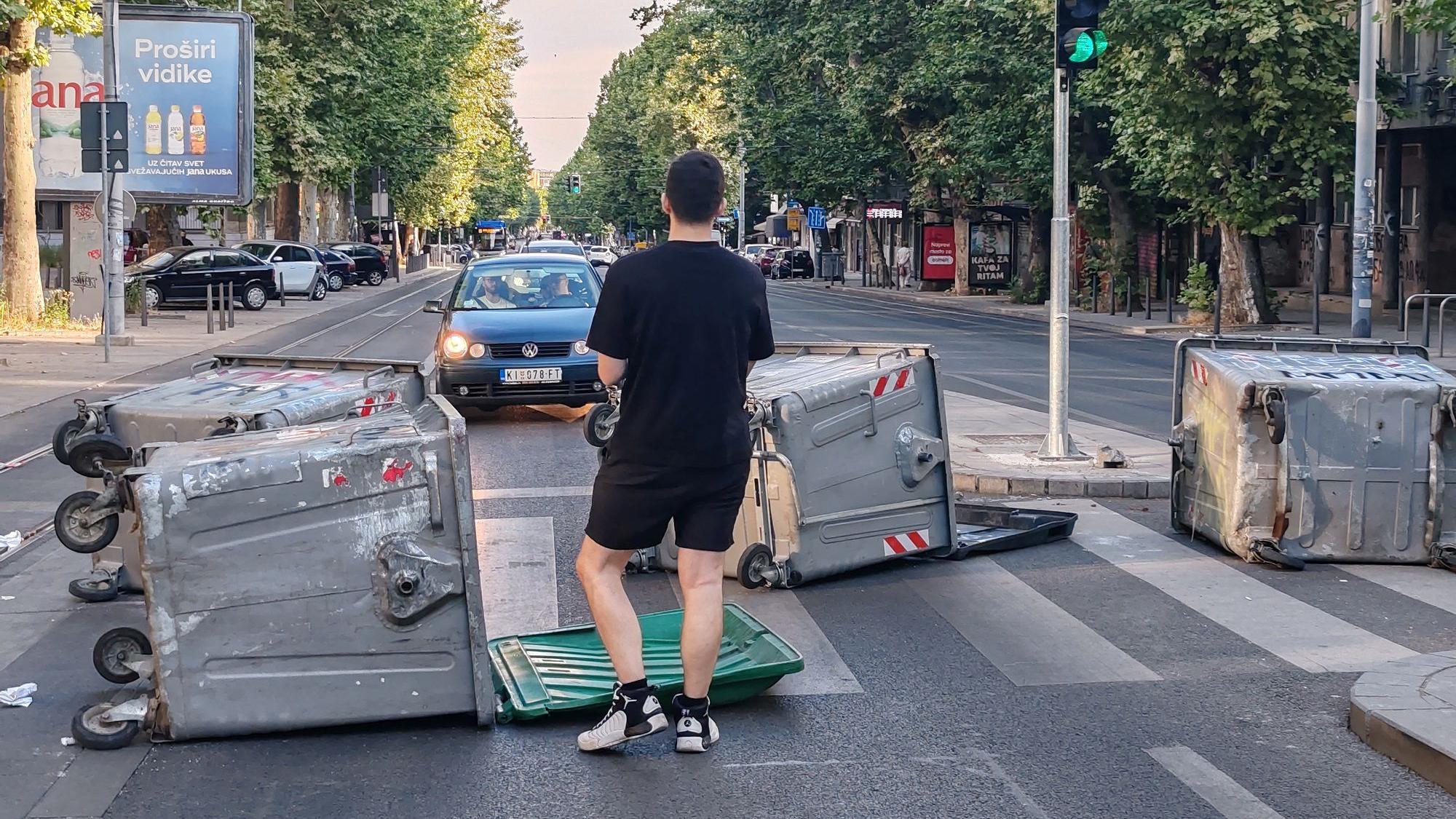 Blokade širom Srbije nastavljene, studenti pozivaju na generalni štrajk 1 Momak okrenut leđima stoji na ulici ispred kontejnera i gleda u automobile
