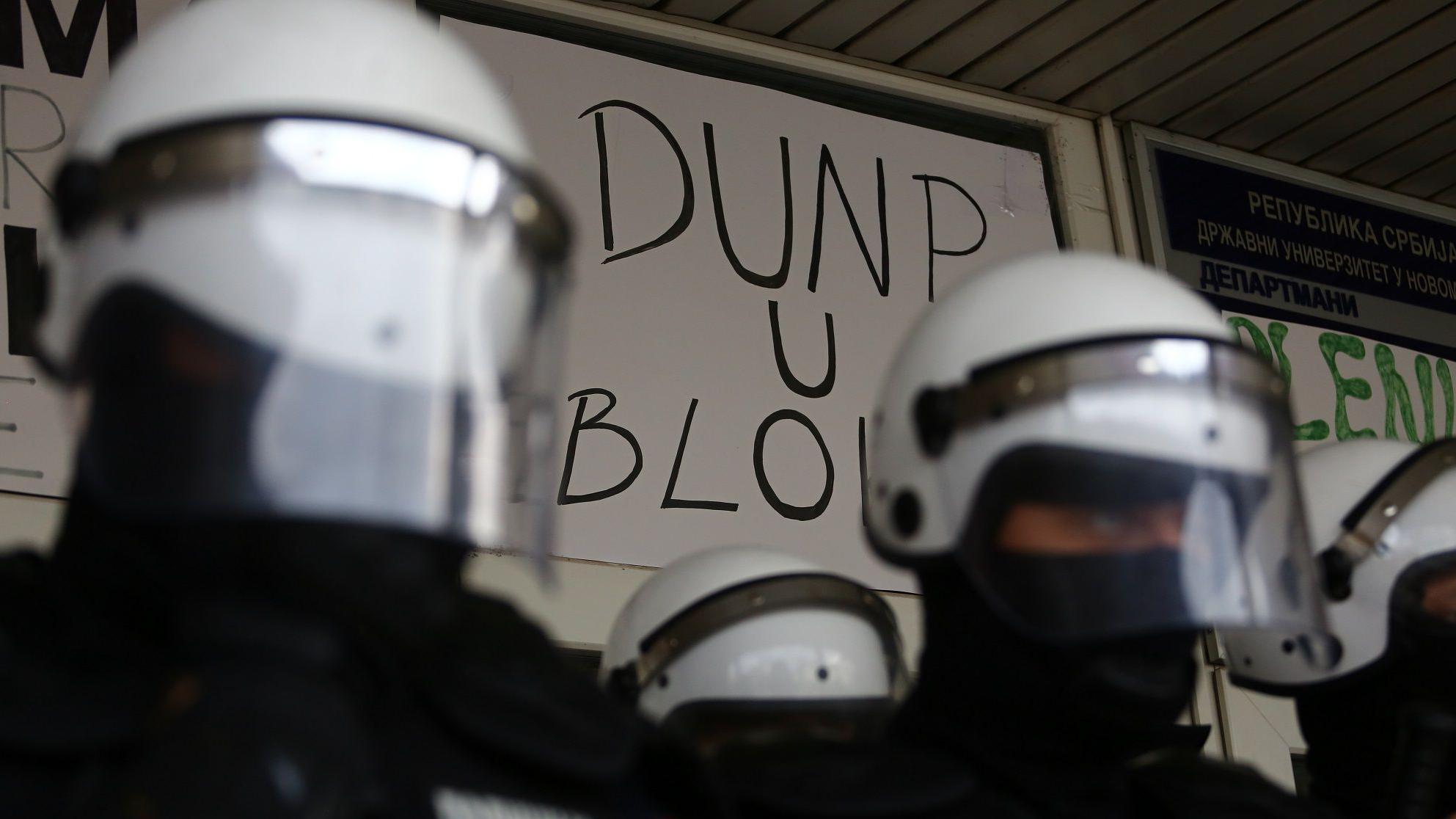 Priveden još jedan student, protesti u Novom Pazaru 5 Interventna jedinica ispred Državnog univerziteta u NOvom Pazaru