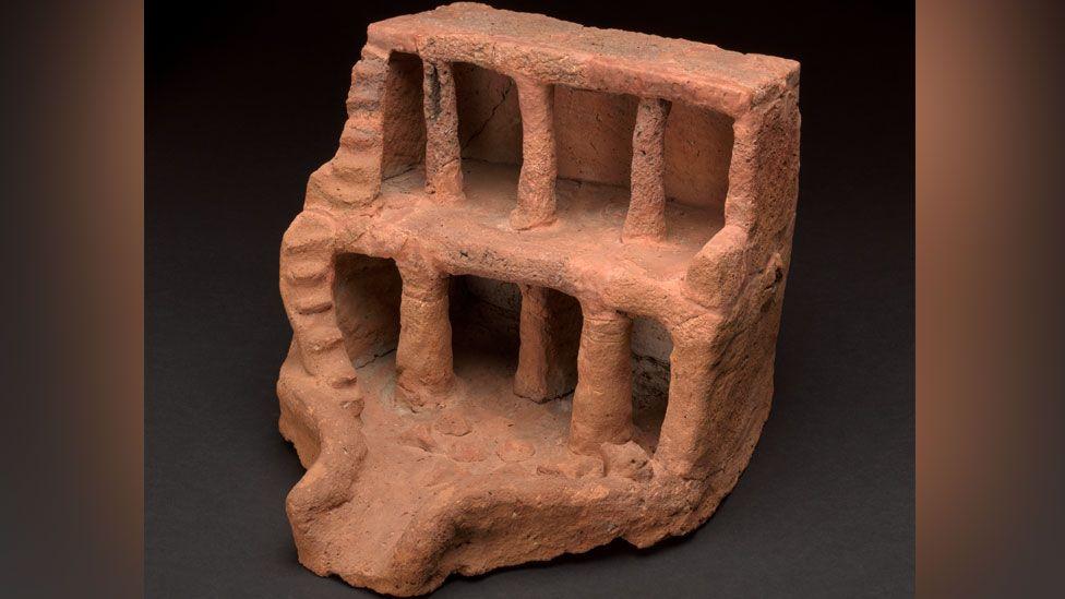 Pronađen egipatski otisak ruke star 4.000 godina 2 Grnčar bi skložio okvir od drvenih štapova, a zatim ga premazao glinom da bi napravio zgradu - okvir bi izgoreo tokom pečenja