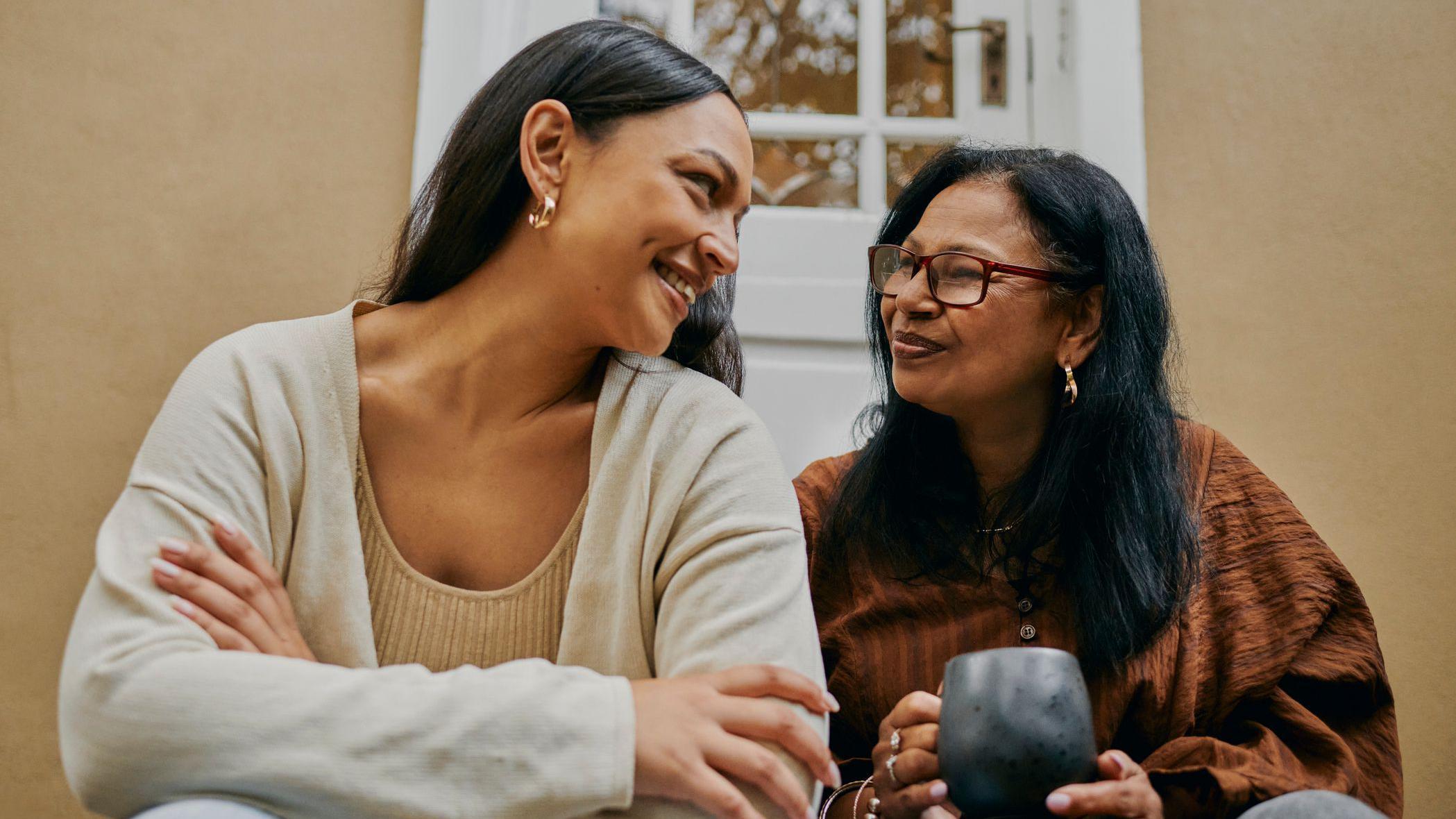 Šta nam 'supermatorci' govore o zdravom starenju 2 Majka i ćerka sede jedna pored druge i osmehuju se