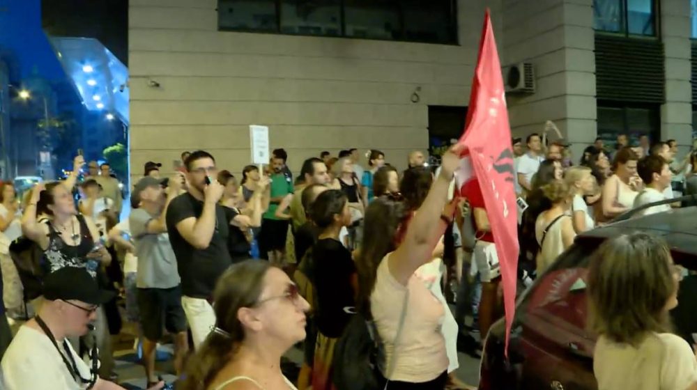 "Ostavka, pa robija": Beograđani "posetili" Marka Bastaća i direktora SKC-a (VIDEO) 1