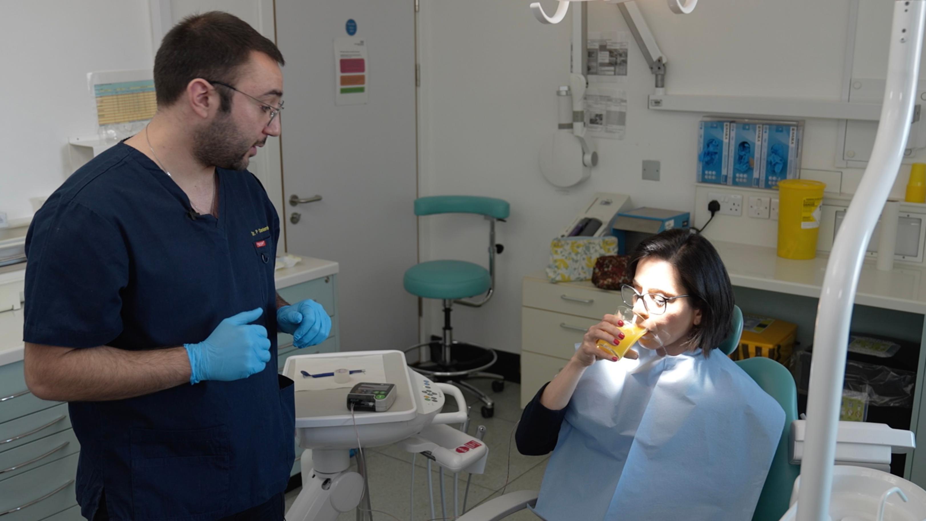 Mogu li zdrava pića da oštete zube 3 Doktor Haralambus (levo) i BBC reporterka na stomatološkoj stolici