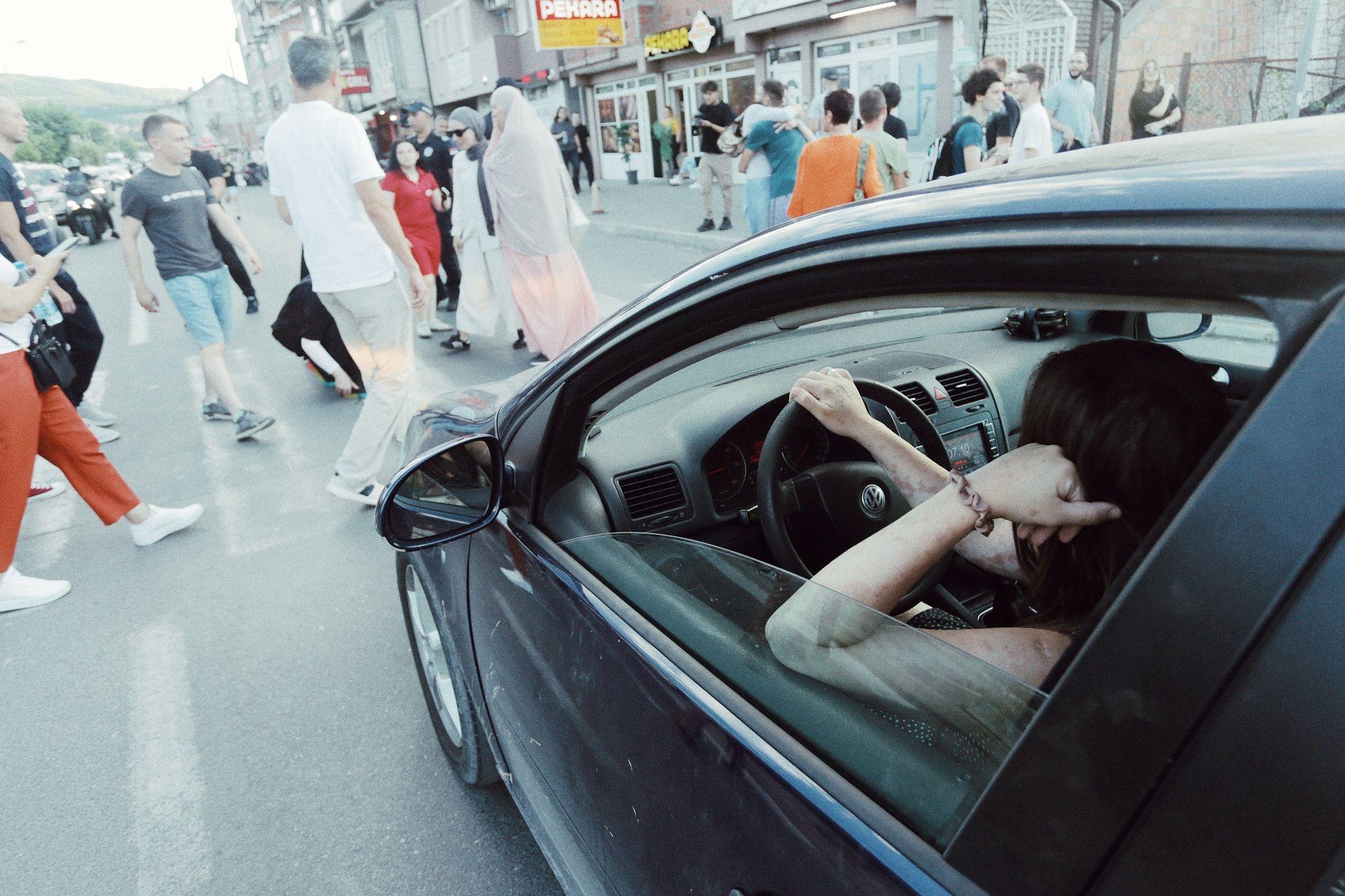 Blokade u Novom Pazaru kroz fotografije 2 Muškarac u automobilu čeka da pređe ulicu