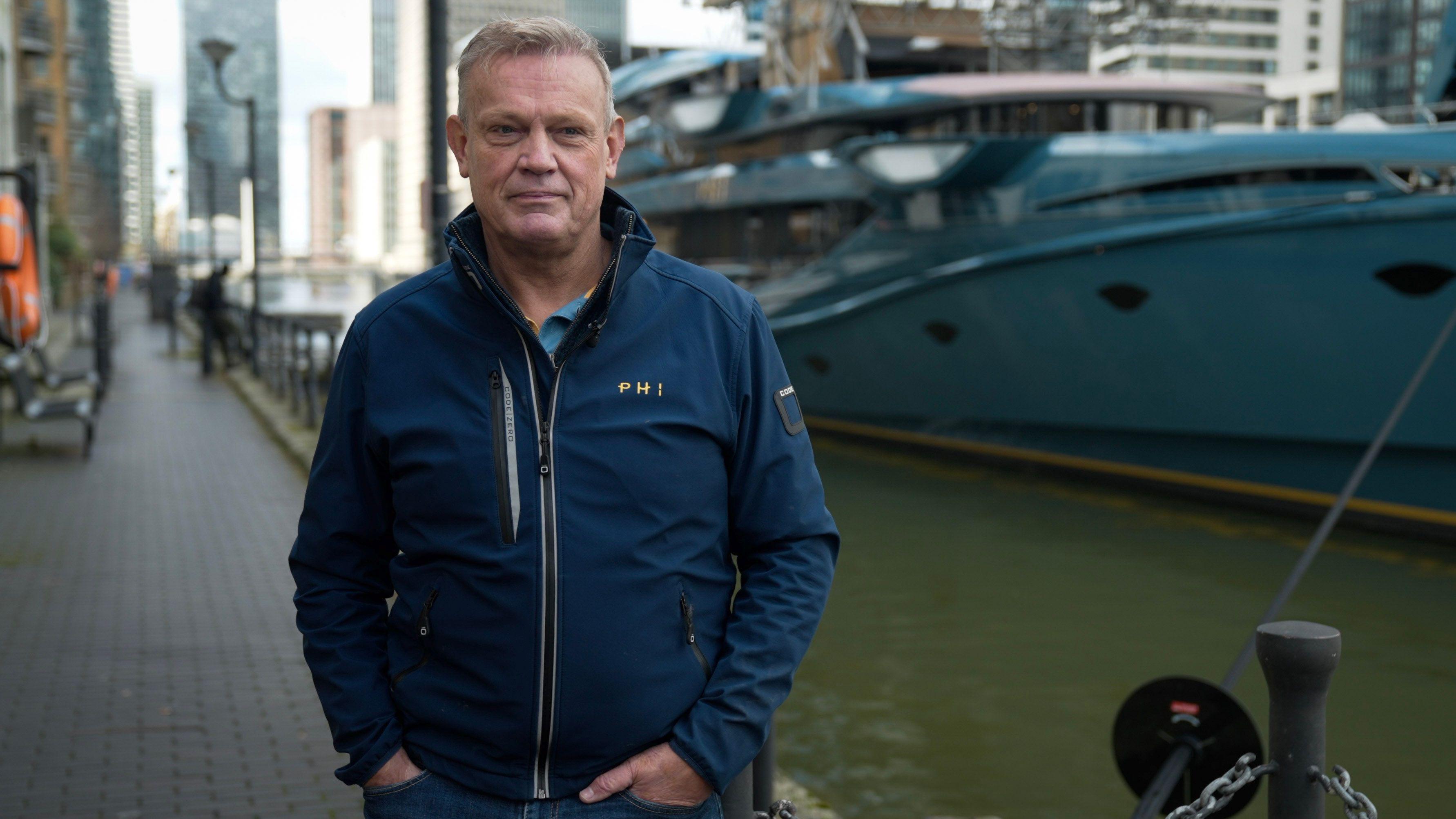 muškarac u jakni i jahta