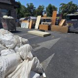 Kontejneri, stari nameštaj i suncobrani: Blokada u Zemunu 5