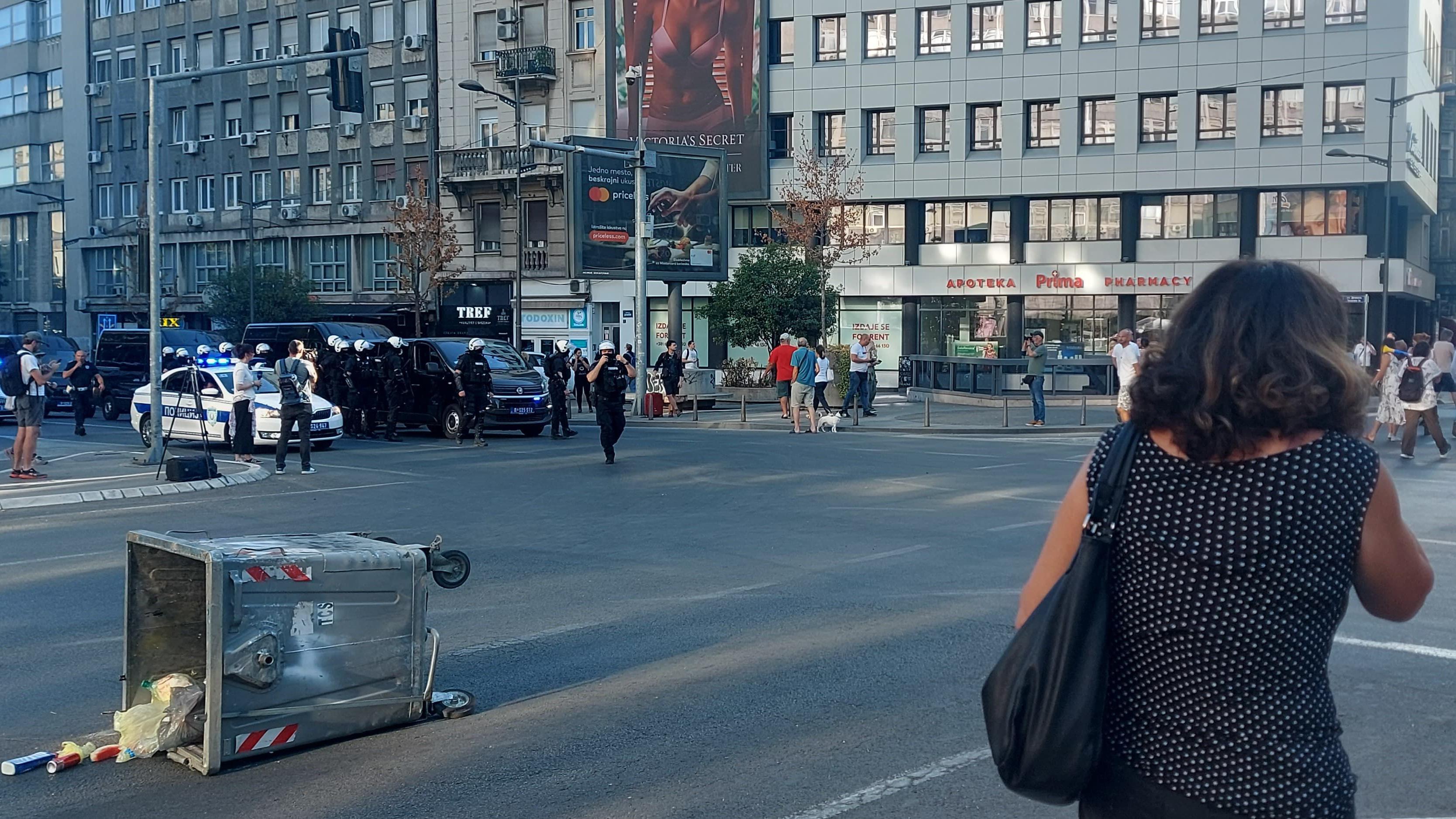 'Sve da stane': Privođenja zbog mobilnih blokada u gradovima širom Srbije 6 Policija Terazijski tunel