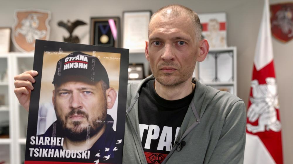 Prepolovio sam se u zatvoru, ali nisam slomljen, poručuje beloruski lider opozicije 1 Sergej Tihanovski drži plakat sa vlastitom slikom da bi pokazao kako je izgledao pre nego što je uhapšen