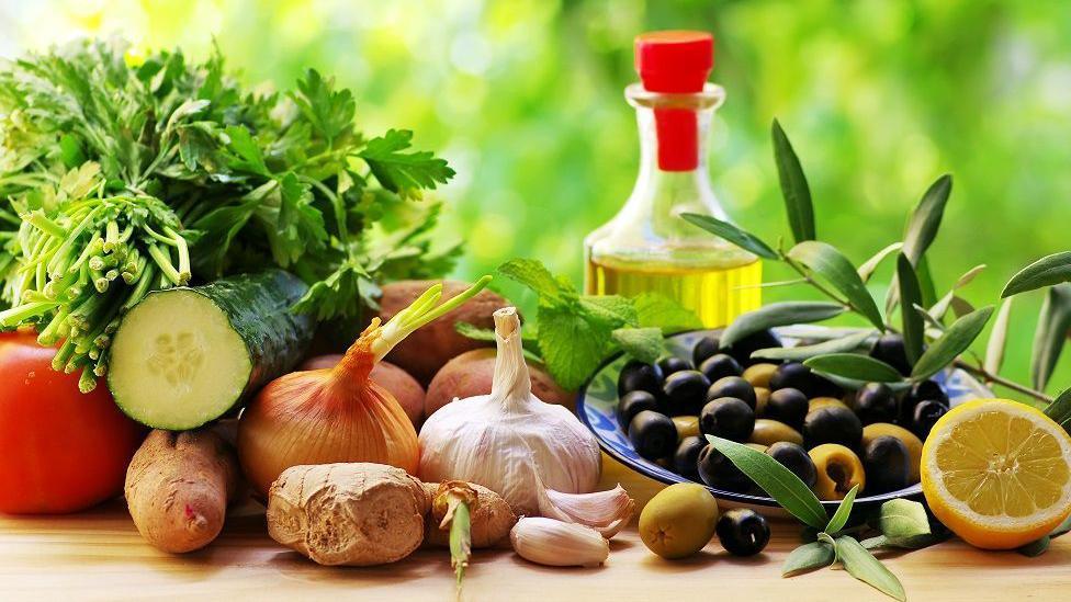 Šta nam 'supermatorci' govore o zdravom starenju 4 povrće na stolu i flaša ulja