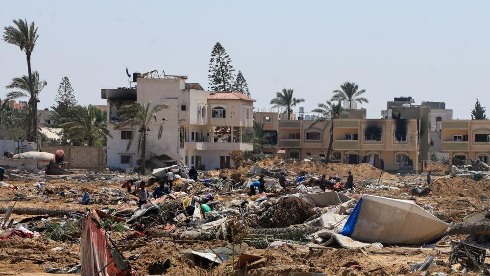 Izraelski saveznici gledaju kako se gomilaju dokazi o ratnim zločinima u Gazi: BBC urednik 2 Izraelska vojska je u ponedeljak pokrenula kopneni napad na Deir al-Balah, dovevši do novog talasa raseljenja