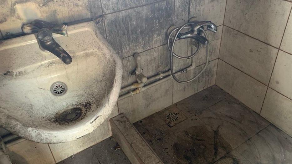 Požar ostavio pustoš: BBC u jednom od spaljenih sela na jugu Srbije 9 Kupatilo u kući Aleksandra Milosavljevića posle jakih požara