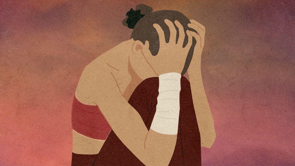 Ilustracija devojke kako se drži rukama za glavu, dok joj je jedna ruka uvijena u zavoje. 