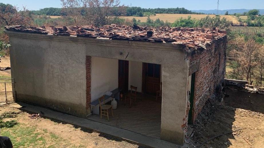 Požar ostavio pustoš: BBC u jednom od spaljenih sela na jugu Srbije 3 Ostaci kuće posle požara u selu Tmane