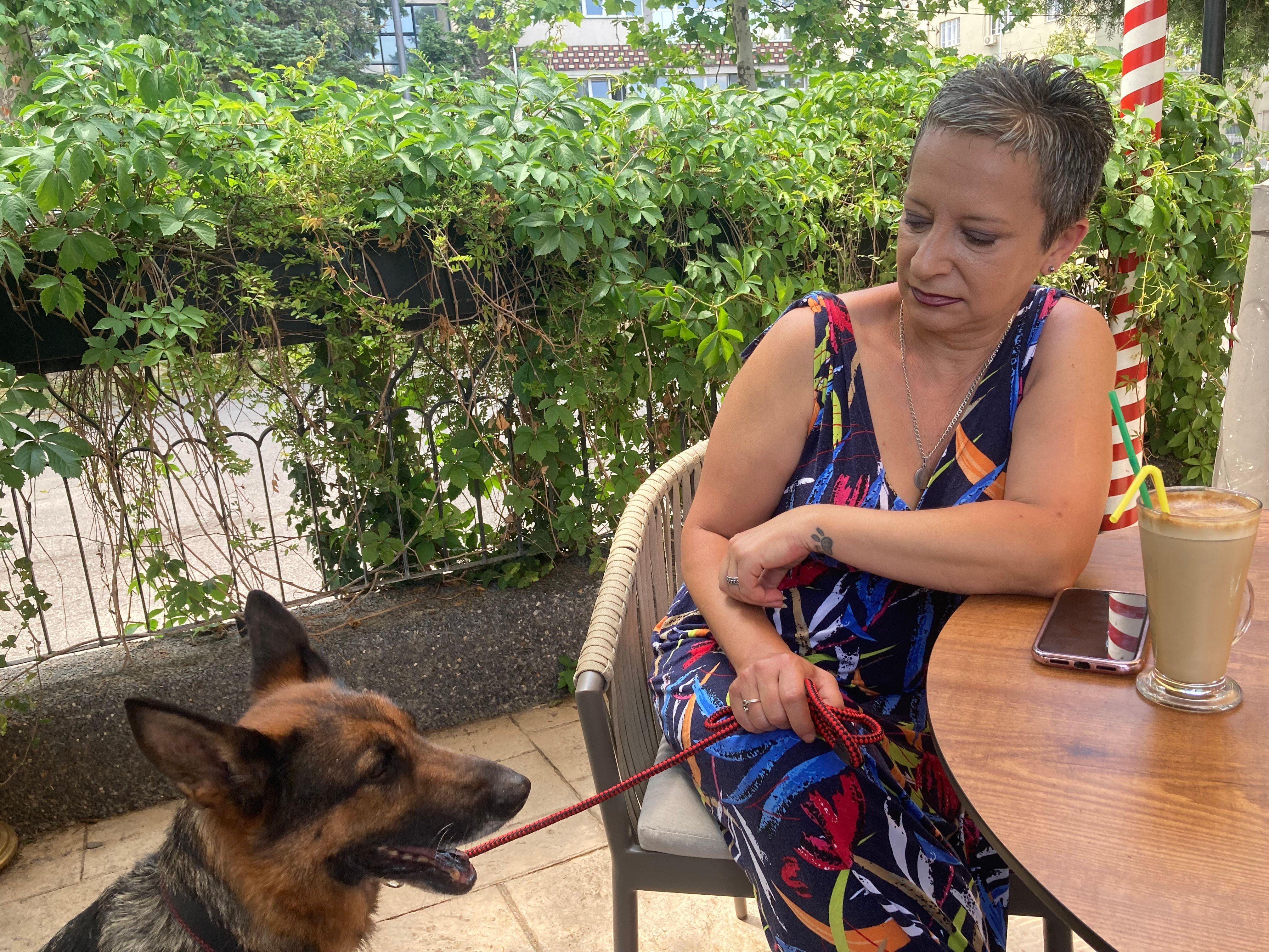 Ljubav na prvi lavež: Kako je vojni pas Irna pronašla novi dom 2 Žena i pas