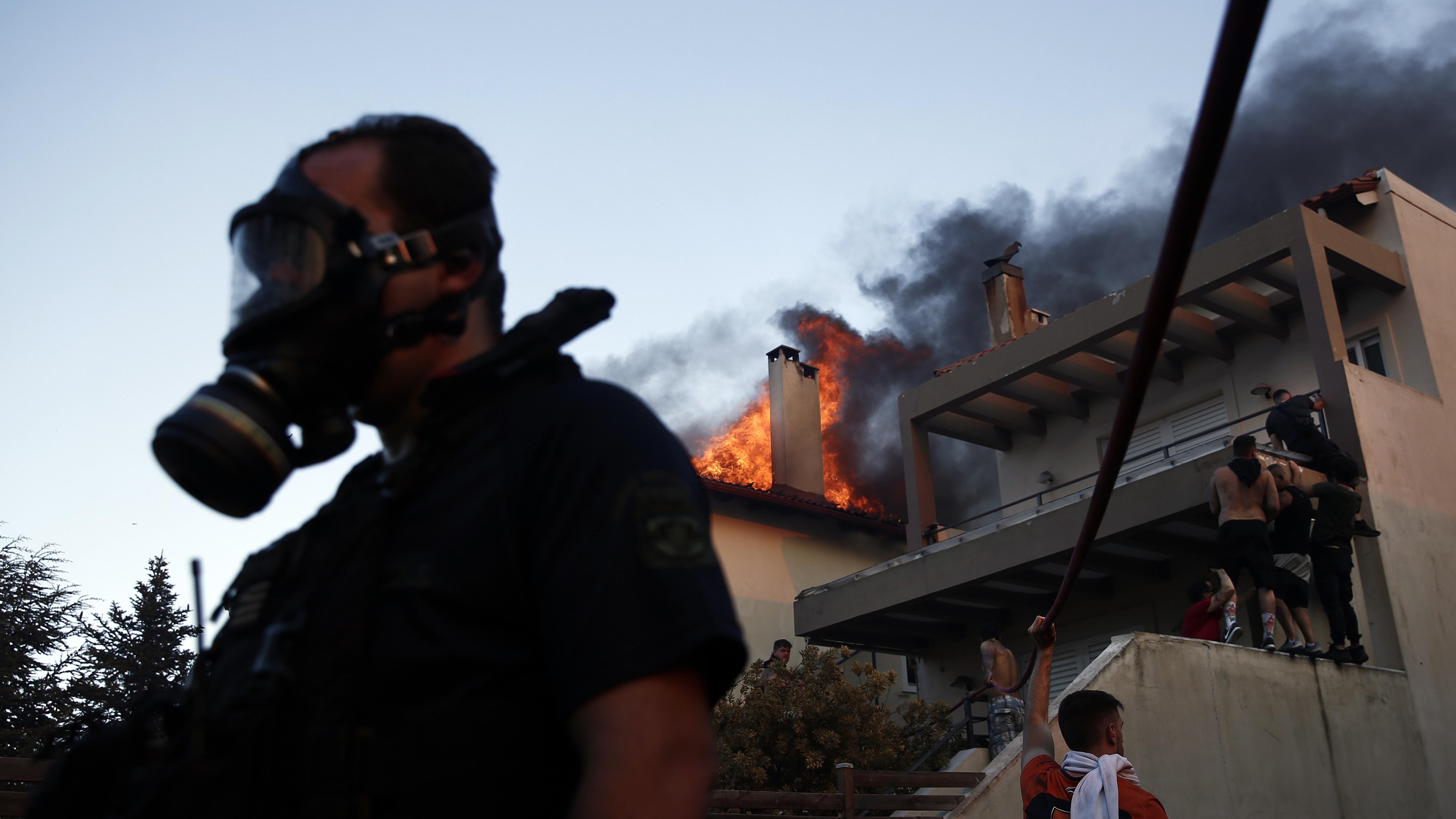 Borba sa požarima u Srbiji, Crnoj Gori i Grčkoj 3 Dobrovoljci pokušavaju da ugase vatru koja je zahvatila kuće u Krioneri, predgrađu Atine