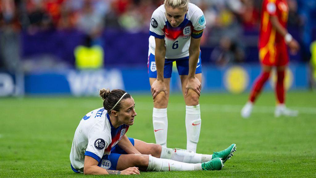 Heroina iz Engleske osvojila Evropsko prvenstvo sa prelomom noge 1 Defanzivka Engleske Lusi Bronz otkrila je da je ceo turnir odigrala sa prelomom tibije, veće od dve potkolenične kosti