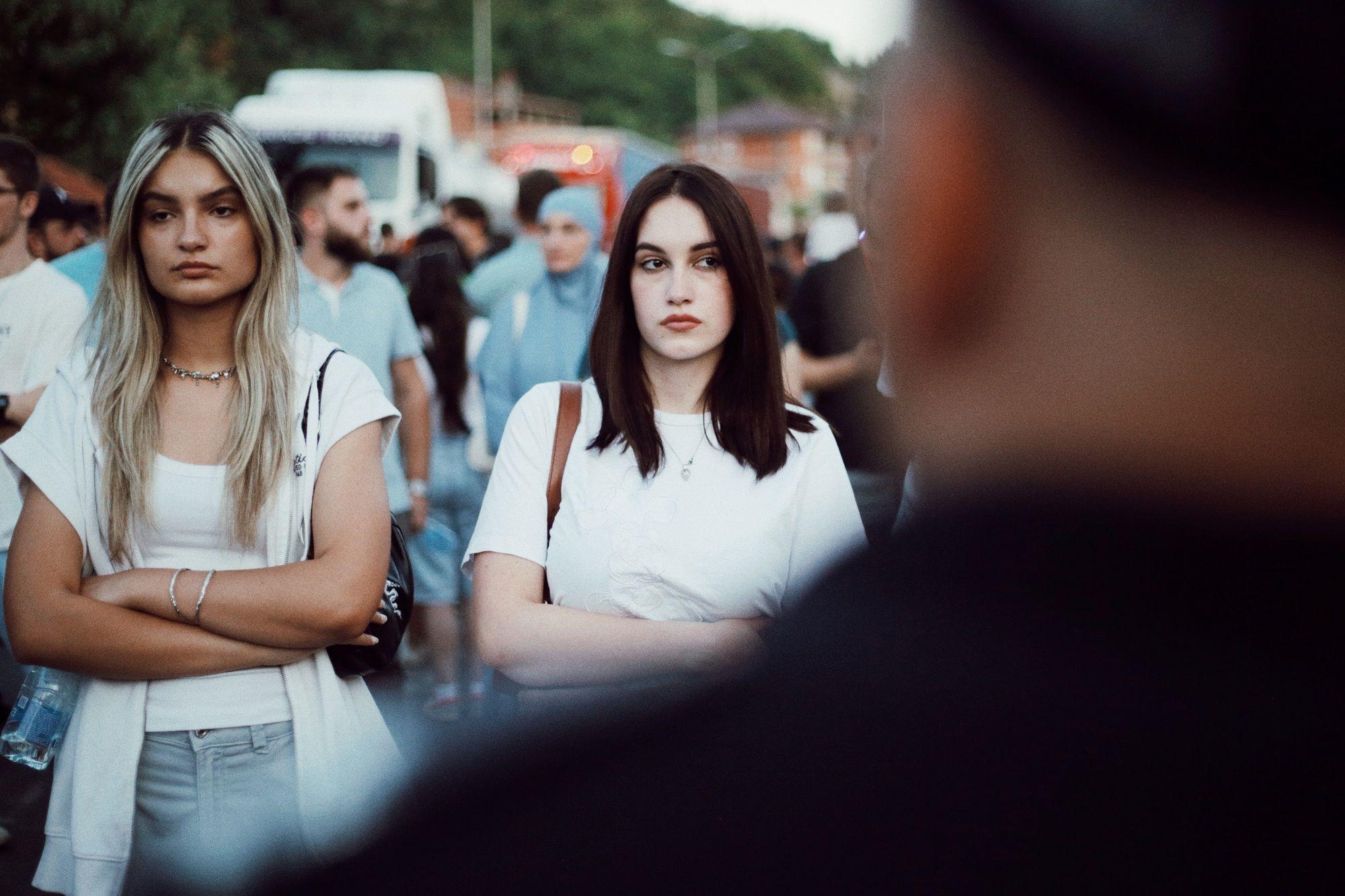Devojke stoje i gledaju u policajce