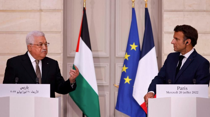 Zašto neke zemlje ne priznaju Palestinu kao državu 2 Predsednik Palestinske uprave Mahmud Abas (levo) i Francuske Emanuel Makron tokom razgovora u Parizu u julu 2022.