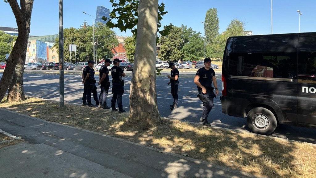 'Sve da stane': Privođenja zbog mobilnih blokada u gradovima širom Srbije 3 Policija kod Fakulteta dramskih umetnosti u Beogradu