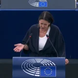 Evroposlanica poručila Vučiću: Istinski vođa ne ućutkuje svoj narod, već im pruža slobodne izbore 4