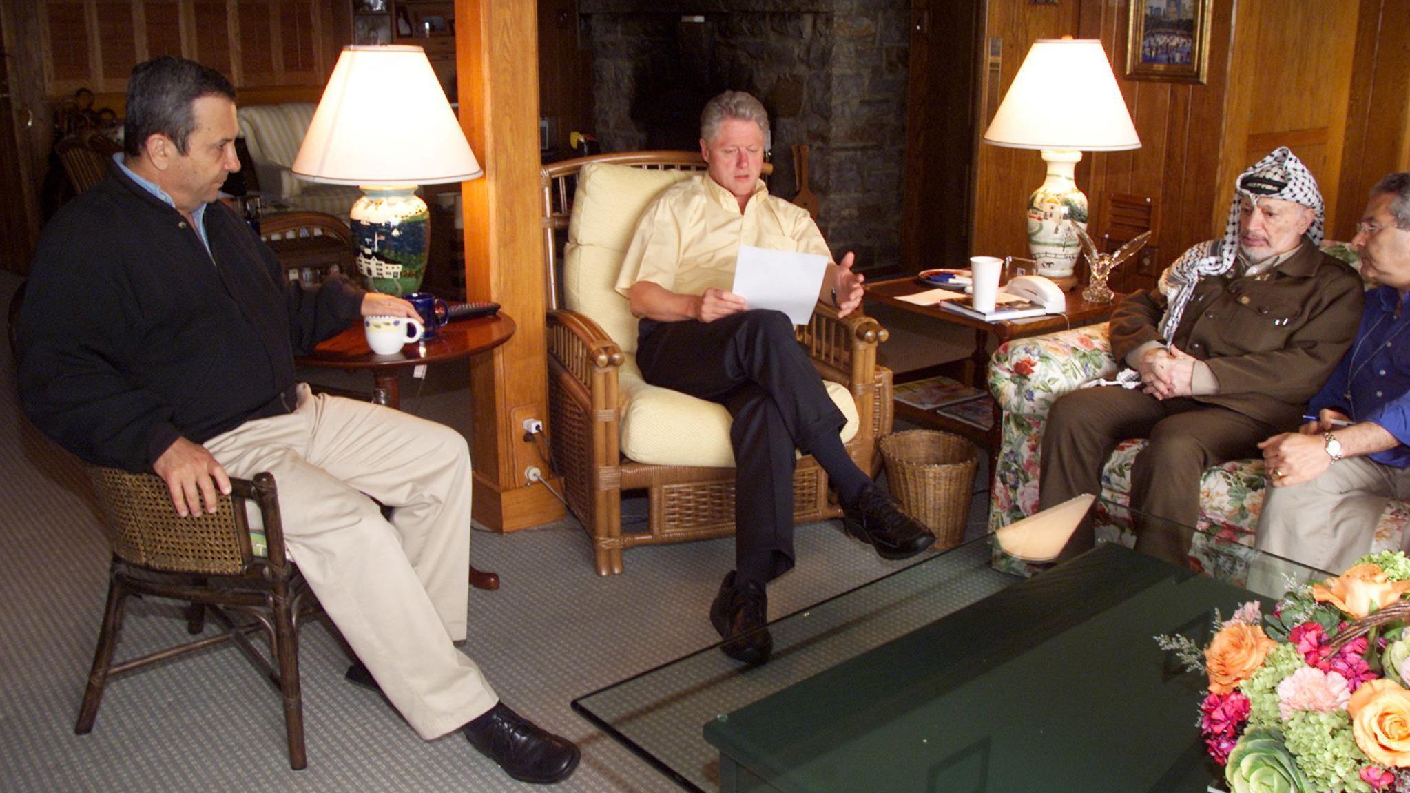 Šta je rešenje dve države između Izraela i Palestinaca i zašto nikada nije sprovedeno 5 Predsednik Klinton se sastao sa izraelskim premijerom Ehudom Barakom i palestinskim liderom Jaserom Arafatom 25. jula 2000. u Kemp Dejvidu blizu Termonta, Merilend, SAD. Mirovni samit o Bliskom istoku u Kemp Dejvidu je propao nakon 15 dana intenzivnih pregovora, ali je predsednik Bil Klinton insistirao da je postignut „značajan napredak“ ka okončanju izraelsko-palestinskog sukoba.